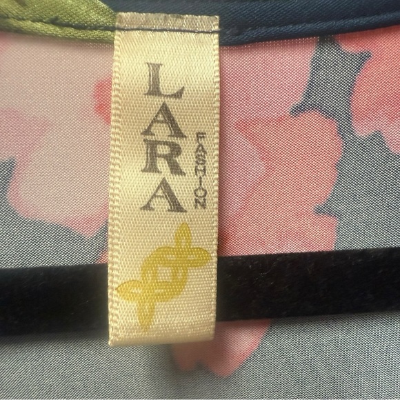 LARA Floral Maxi Dress - Picture 4 of 5